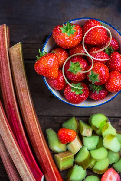 Stukjes gesneden rabarber en aardbeien — Stockfoto