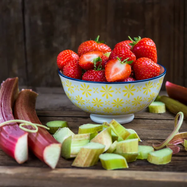 Rauw en vers gesneden rabarber en aardbeien — Stockfoto