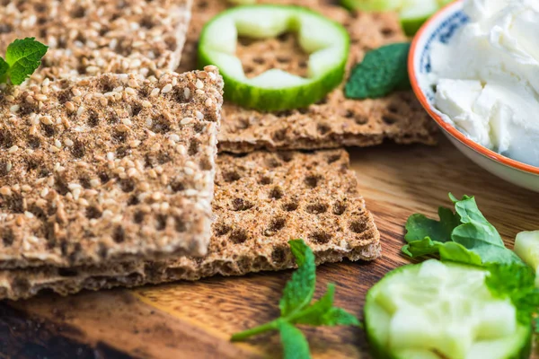 Snack de galletas integrales de centeno y pepino —  Fotos de Stock