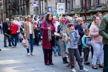 Manchester, İngiltere'de, zafer günü onuruna ölümsüz alayın