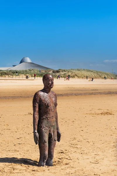 Rzeźba na plaży Crosby, innym miejscu przez Anthony Gormley — Zdjęcie stockowe