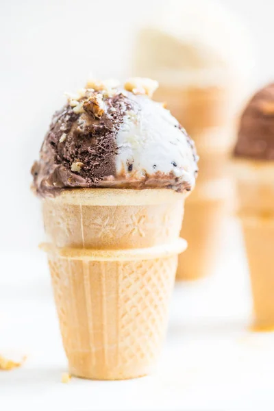 Sorvete Scoops em Waffle Cup Cones — Fotografia de Stock