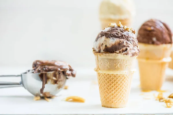 Мороженое Scoops в вафельных конусах Кубок — стоковое фото