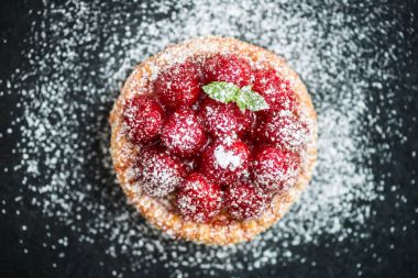 Nane yaprakları ile ahududulu tart