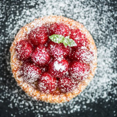 Nane yaprakları ile ahududulu tart