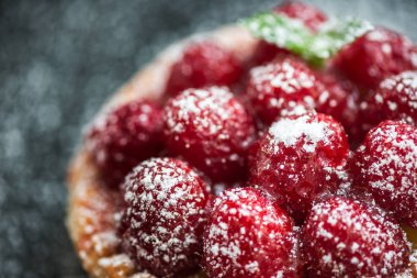 Nane yaprakları ile ahududulu tart