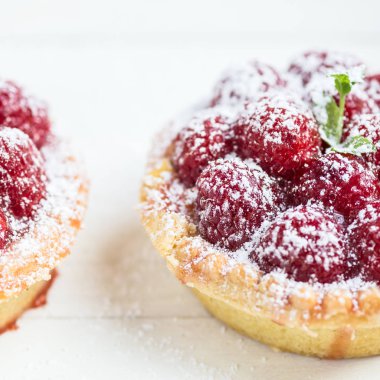 Nane yaprakları ile ahududulu tart