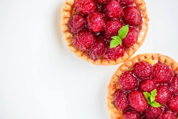 Raspberry taarten met muntblaadjes — Stockfoto