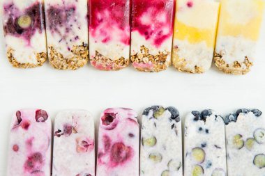 Ev yapımı Detoks Berry çubuklu dondurmayı, sağlıklı Snack kavramı