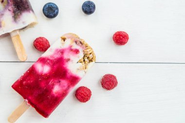 Ev yapımı Detoks Berry çubuklu dondurmayı, sağlıklı Snack kavramı