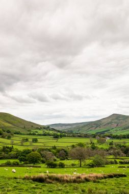  Edale, Peak District Milli Parkı, İngiltere'de yakınındaki tepelerde görüntülemek