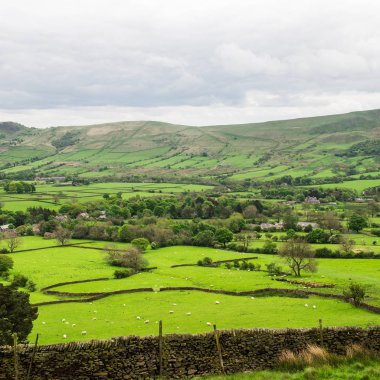  Edale, Peak District Milli Parkı, İngiltere'de yakınındaki tepelerde görüntülemek