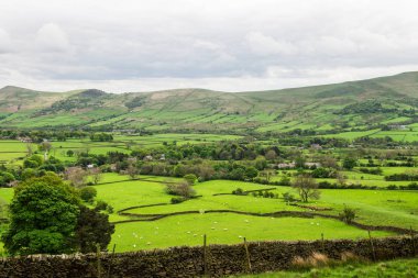  Edale, Peak District Milli Parkı, İngiltere'de yakınındaki tepelerde görüntülemek