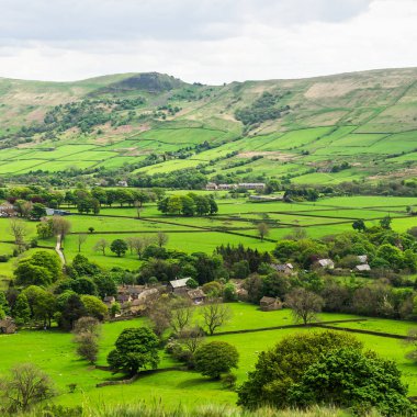  Edale, Peak District Milli Parkı, İngiltere'de yakınındaki tepelerde görüntülemek
