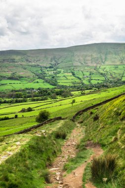  Edale, Peak District Milli Parkı, İngiltere'de yakınındaki tepelerde görüntülemek