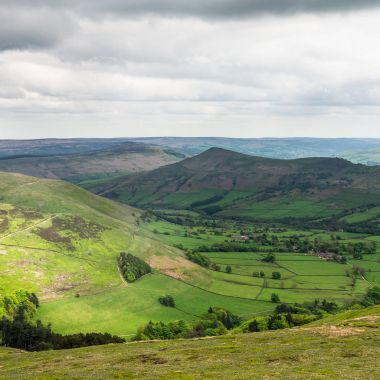  Edale, Peak District Milli Parkı, İngiltere'de yakınındaki tepelerde görüntülemek