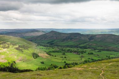  Edale, Peak District Milli Parkı, İngiltere'de yakınındaki tepelerde görüntülemek