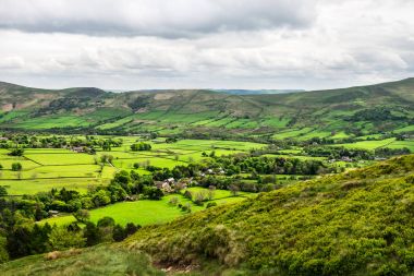  Edale, Peak District Milli Parkı, İngiltere'de yakınındaki tepelerde görüntülemek