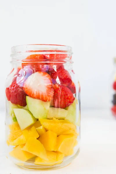 Vruchten en bessen salades in potten — Stockfoto