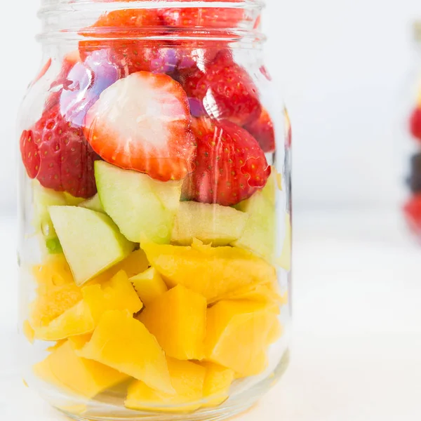 Vruchten en bessen salades in potten — Stockfoto