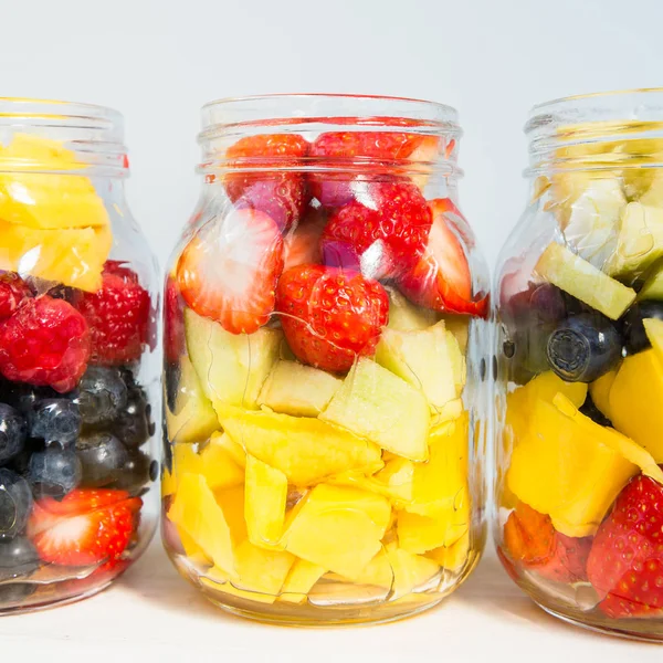 Saladas de frutas e bagas em frascos — Fotografia de Stock