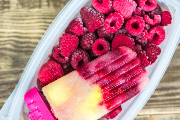 冷凍りんごジュースや果実から自家製ビーガン アイス キャンデー — ストック写真