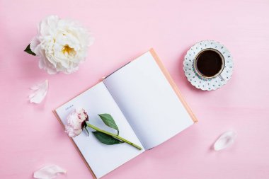 Defter, kahve ve iyi bir ruh hali ile Kahvaltı