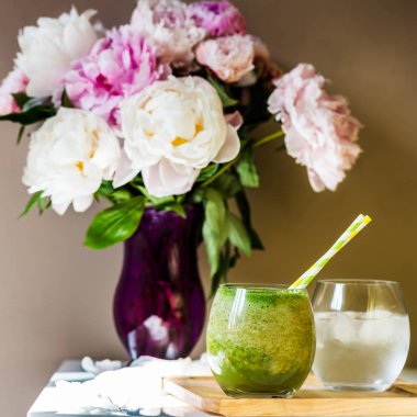 Sağlıklı Yeşil Smoothie ve Peonies