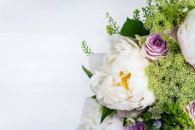 Büyük peonies ve pastel gül buket