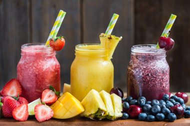 farklı meyveler ve meyve 3 lezzetli slushies