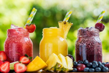 farklı meyveler ve meyve 3 lezzetli slushies