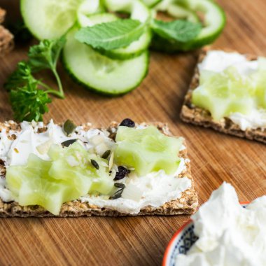 Kepekli çavdar Crispbread kraker ve salatalık