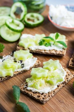 Kepekli çavdar Crispbread kraker ve salatalık