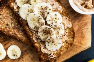 Kepekli tost ekmeği ile fıstık ezmesi ve Banan seribaşı