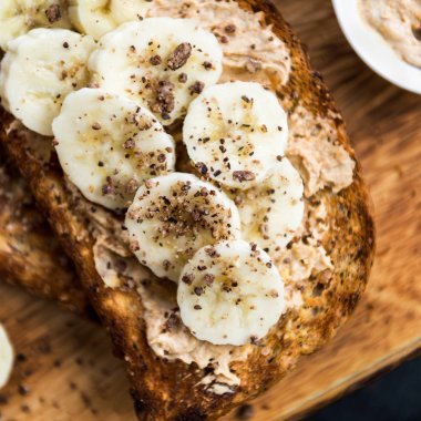 Kepekli tost ekmeği ile fıstık ezmesi ve Banan seribaşı