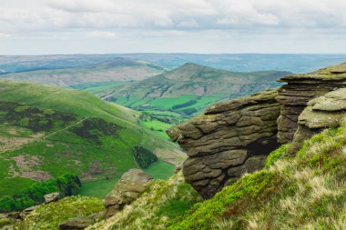  Edale, Peak District Milli Parkı, İngiltere'de yakınındaki tepelerde görüntülemek