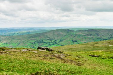 Edale, Peak District Milli Parkı, İngiltere'de yakınındaki tepelerde görüntülemek