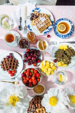 Kahvaltıda gözleme ve çilek ile Tablo Set