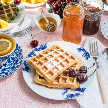 Kahvaltıda gözleme ve çilek ile Tablo Set