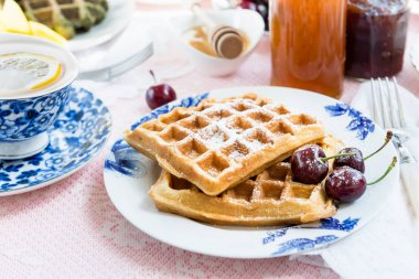 Kahvaltıda gözleme ve çilek ile Tablo Set
