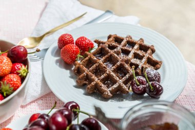 Kahvaltıda gözleme ve çilek ile Tablo Set