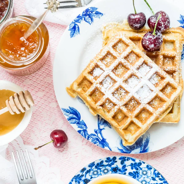 Kahvaltıda gözleme ve çilek ile Tablo Set