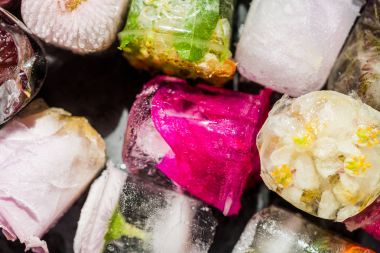 Donmuş buz çiçekleri