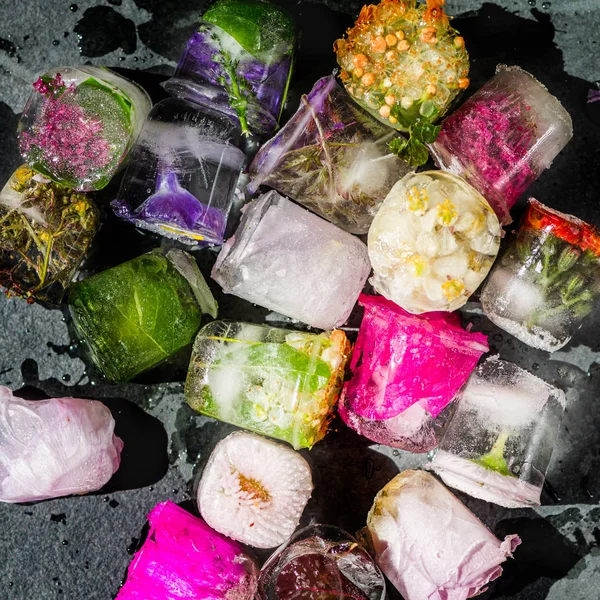 Gefrorene Blumen in Eiswürfeln — Stockfoto