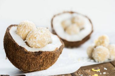 Çiğ Vegan Hindistan cevizi ve Hindistan cevizi Shel limon Truffles