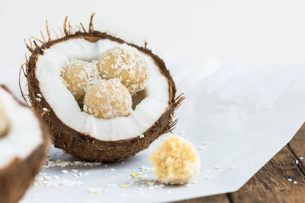 Trufas veganas crudas de coco y limón en la cáscara de coco —  Fotos de Stock