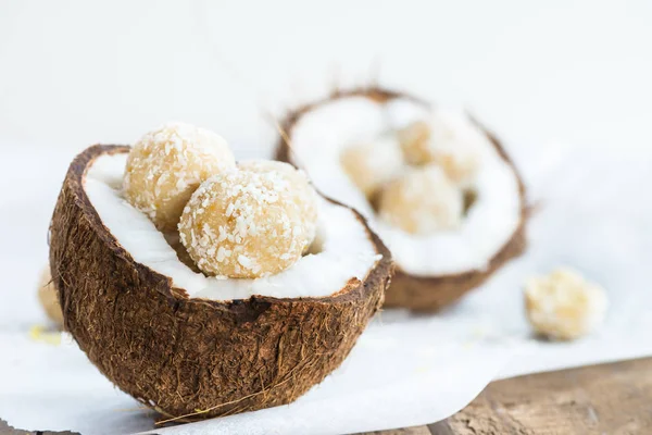 Truffes végétaliennes crues à la noix de coco et au citron dans la noix de coco — Photo