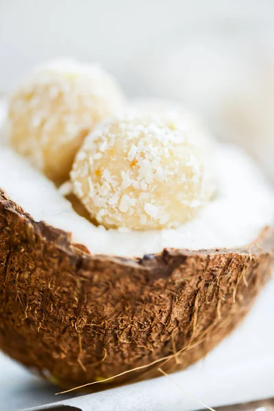 Truffes végétaliennes crues à la noix de coco et au citron dans la noix de coco — Photo