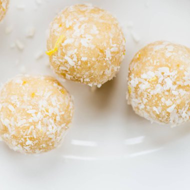 Limon mantar ve ev yapımı çiğ Vegan Hindistan cevizi