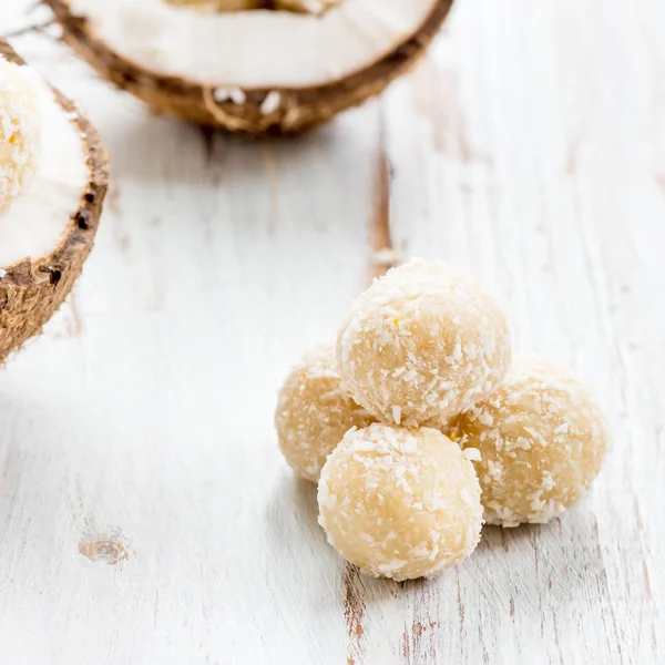 Truffes végétaliennes crues à la noix de coco et au citron maison — Photo